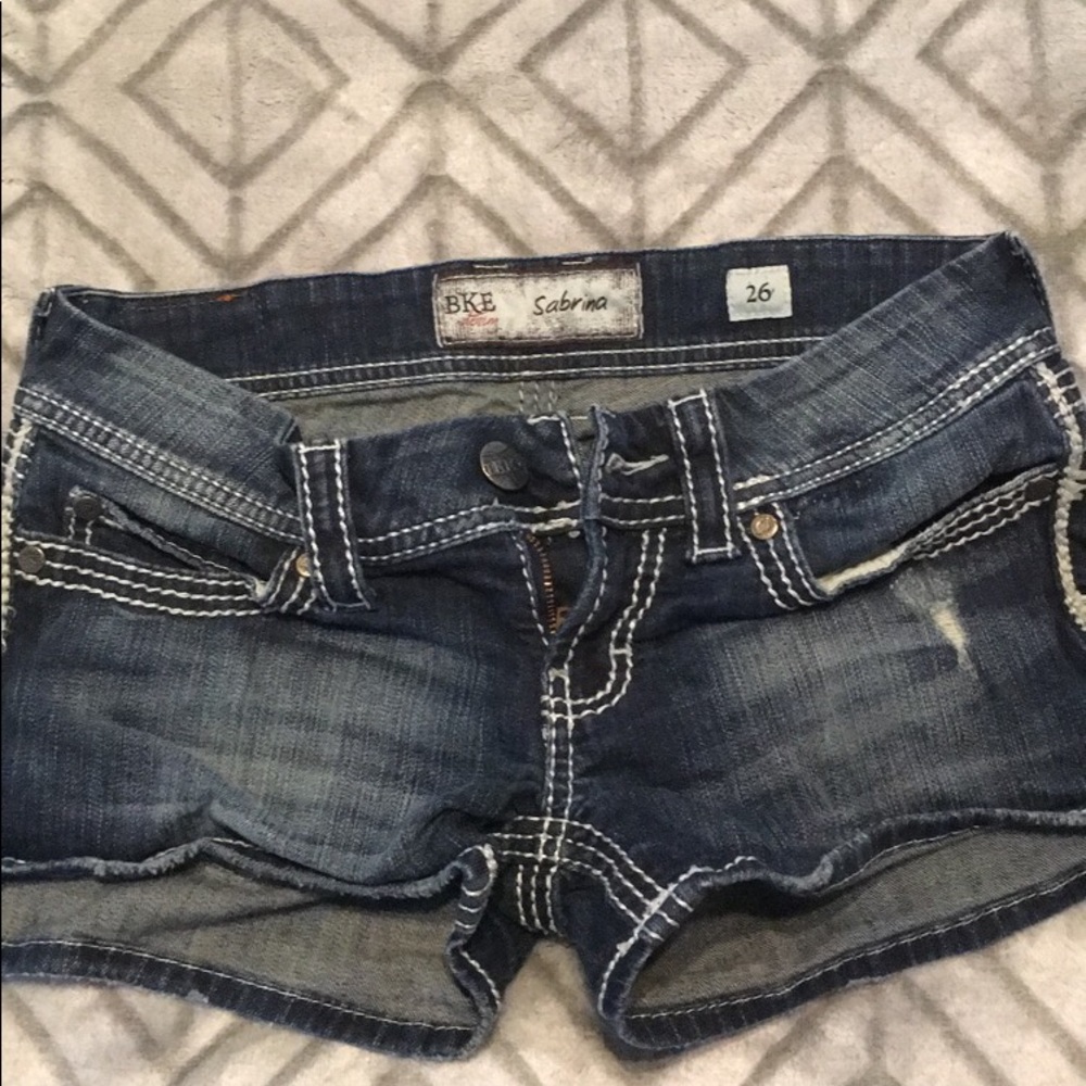 Buckle denim shorts